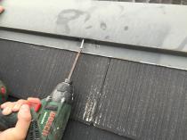 横浜市港南区Y様邸屋根棟板金塗装前ビス止め作業
