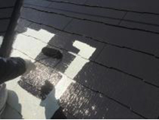 横浜市金沢区T様邸屋根塗装上塗り１回目施工中