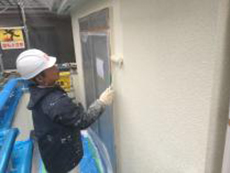 横浜市金沢区T様邸ダイヤモンドコート外壁塗装上塗り２回目施工中
