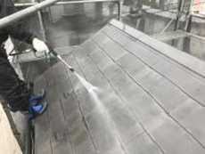 横浜市戸塚区H様邸屋根塗装前高圧洗浄作業