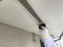 横浜市戸塚区I様邸軒天換気口塗装前ケレン作業