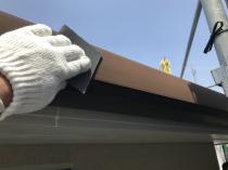 横浜市戸塚区I様邸雨樋塗装施工前ケレン作業画像