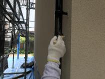 横浜市戸塚区I様邸雨樋塗装施工中画像