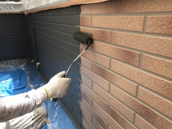 横浜市栄区K様邸ダイヤモンドコート外壁塗装上塗り1回目施工中