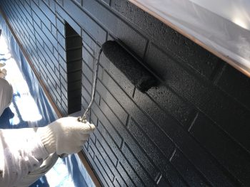 横浜市栄区K様邸ダイヤモンドコート外壁塗装上塗り2回目施工中