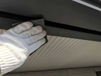 横浜市金沢区T様邸破風塗装前ケレン作業