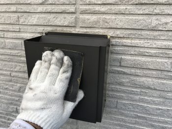 横浜市金沢区T様邸換気フード塗装前ケレン作業