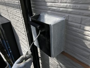 横浜市金沢区T様邸換気フード塗装上塗り１回目