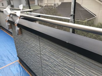 横浜市金沢区T様邸ベランダ手摺塗装前