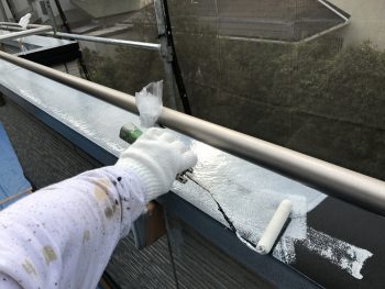 横浜市金沢区T様邸ベランダ手摺塗装下塗り施工中