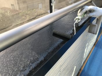横浜市金沢区T様邸ベランダ手摺塗装上塗り１回目
