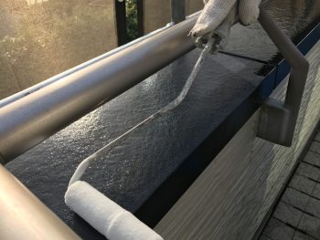 横浜市金沢区T様邸ベランダ手摺UVカットクリヤー塗装施工中