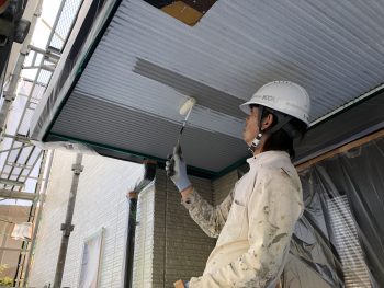 横浜市金沢区T様邸軒天塗装下塗り施工中