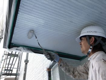 横浜市金沢区T様邸軒天塗装上塗り１回目