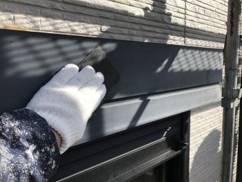 横浜市金沢区T様邸シャッターボックス塗装前ケレン作業