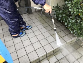 横浜市金沢区T様邸ダイヤモンドコート外壁塗装前高圧洗浄作業
