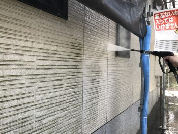 横浜市金沢区T様邸ダイヤモンドコート外壁塗装前高圧洗浄作業