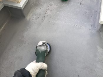 横浜市戸塚区M様邸ベランダ防水施工前ケレン作業