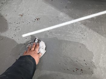 横浜市戸塚区M様邸ベランダ防水施工前アセトン拭き