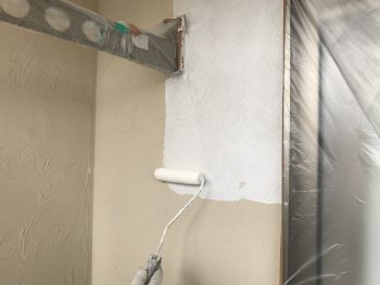 横浜市戸塚区M様邸インディフレッシュセラ外壁塗装下塗り施工中