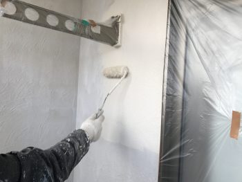 横浜市戸塚区M様邸インディフレッシュセラ外壁塗装上塗り１回目施工中