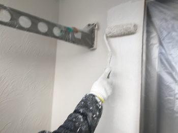 横浜市戸塚区M様邸インディフレッシュセラ外壁塗装上塗り２回目施工中