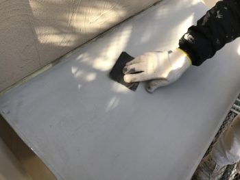 横浜市戸塚区M様邸霧除け庇塗り替え施工前ケレン作業