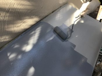 横浜市戸塚区M様邸霧除け庇錆止め塗装中