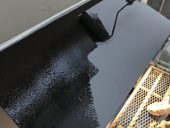 横浜市戸塚区M様邸霧除け庇塗装上塗り１回目