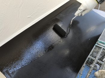 横浜市戸塚区M様邸霧除け庇塗装上塗り２回目