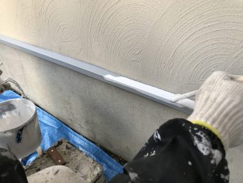 横浜市戸塚区M様邸水切り塗り替え上塗り１回目施工中
