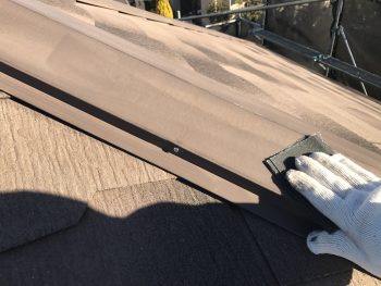 横浜市戸塚区M様邸屋根棟板金塗り替え前ケレン作業
