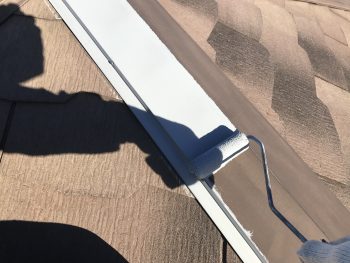 横浜市戸塚区M様邸屋根棟板金錆止め塗装中