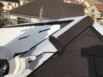 横浜市戸塚区M様邸屋根棟板金塗り替え上塗り１回目施工中