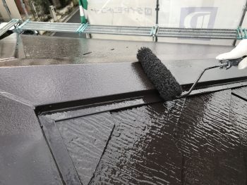 横浜市戸塚区M様邸屋根棟板金塗り替え上塗り２回目施工中