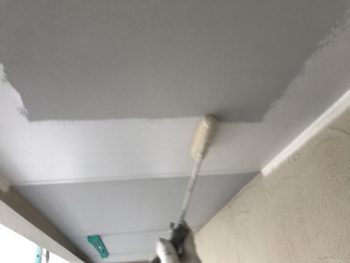 横浜市戸塚区M様邸軒天塗装上塗り１回目