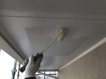 横浜市戸塚区M様邸軒天塗装上塗り２回目