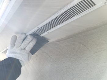 横浜市戸塚区M様邸軒天換気口塗装前ケレン作業