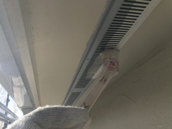 横浜市戸塚区M様邸軒天換気口塗装上塗り１回目施工中
