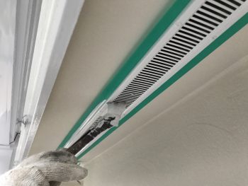 横浜市戸塚区M様邸軒天換気口塗装上塗り２回目施工中