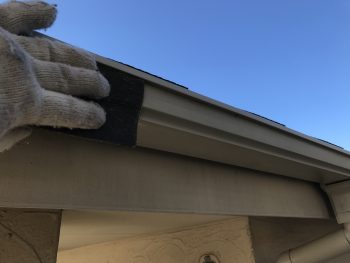 横浜市戸塚区M様邸雨樋塗り替え前ケレン作業