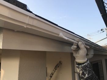 横浜市戸塚区M様邸雨樋塗り替え上塗り２回目施工中