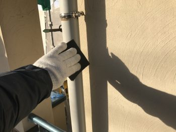 横浜市戸塚区M様邸雨樋塗り替え前ケレン作業