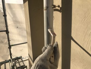 横浜市戸塚区M様邸雨樋塗り替え上塗り１回目施工中