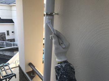 横浜市戸塚区M様邸雨樋塗り替え上塗り２回目施工中