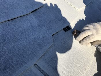 横浜市戸塚区M様邸屋根タスペーサー挿入作業