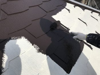 横浜市戸塚区M様邸屋根塗り替え上塗り１回目施工中
