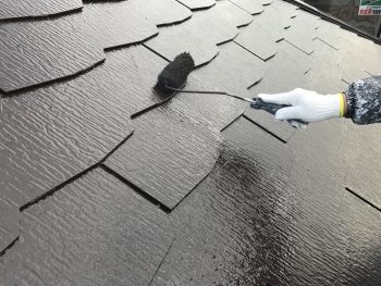 横浜市戸塚区M様邸屋根塗り替え上塗り２回目施工中