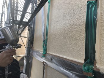 横浜市戸塚区K様邸ダイヤモンドコート外壁塗装汚れ止め塗料施工中