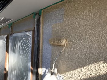横浜市戸塚区K様邸ダイヤモンドコート外壁塗装上塗り１回目施工中